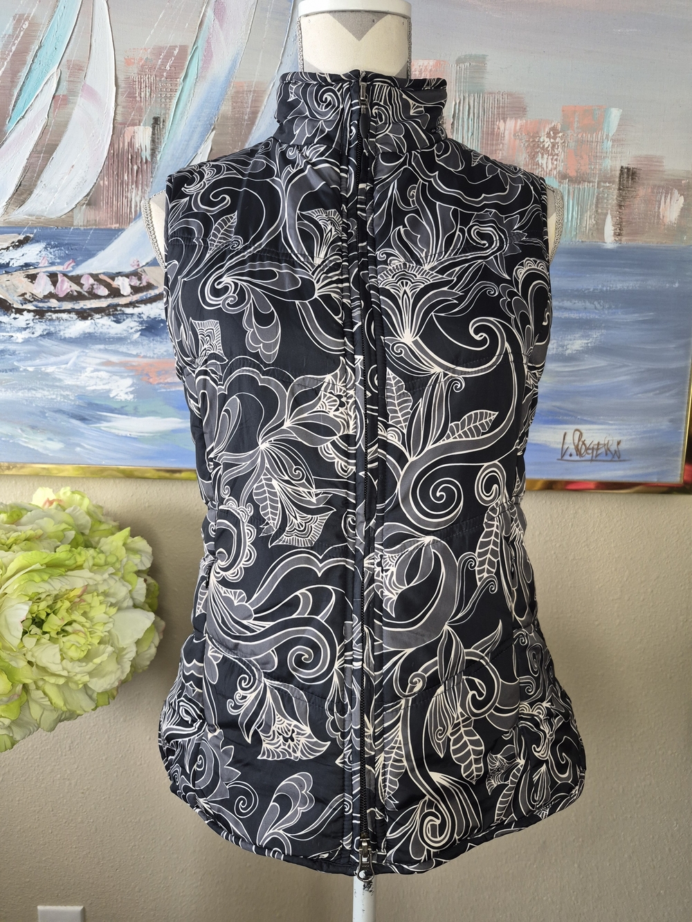 Women's Sleeveless Floral-Print Puffer Vest in Black